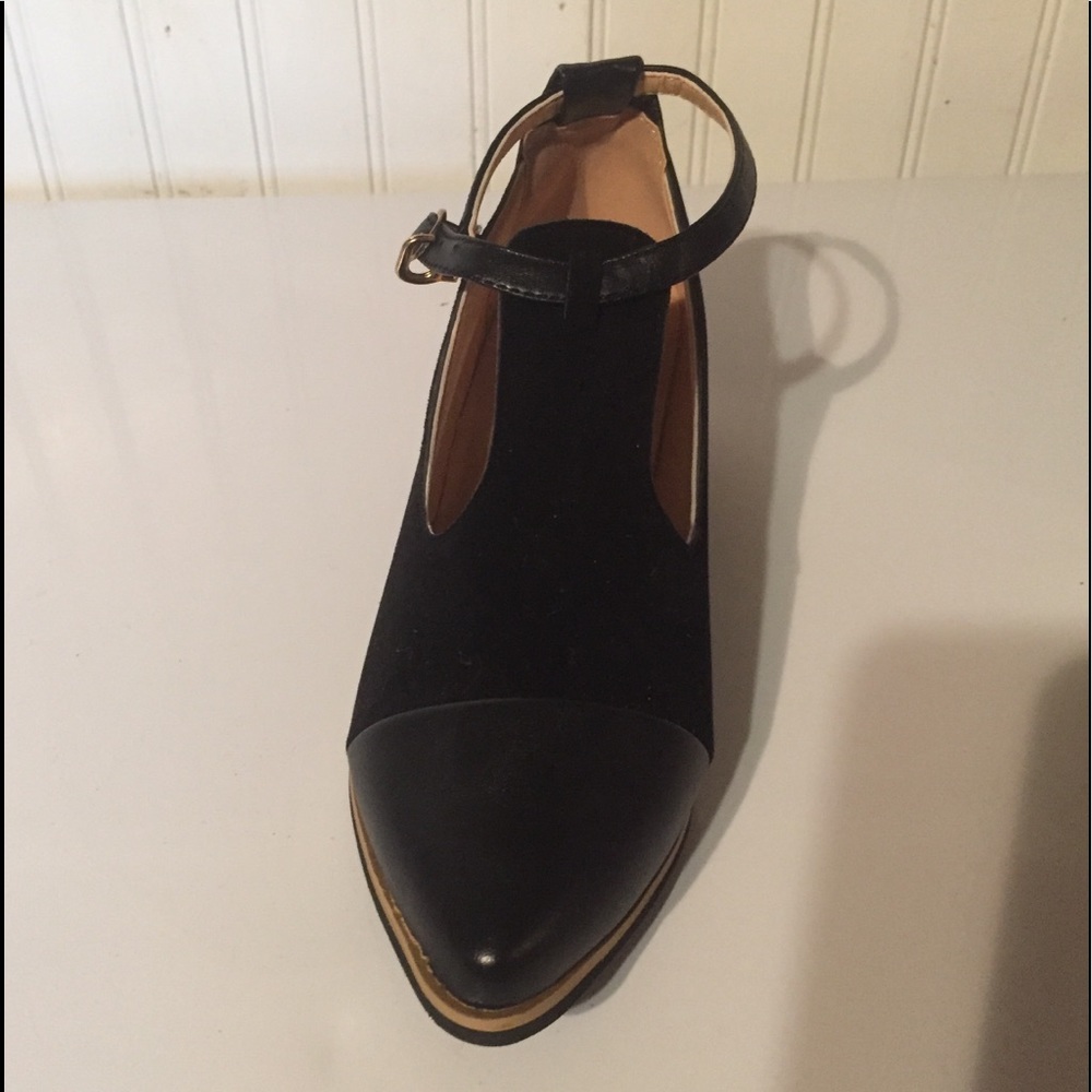 Flat leather and suede shoe
